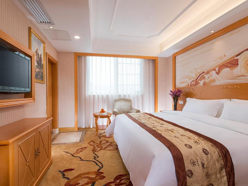 深圳维也纳酒店深圳东门老街店的一间酒店客房,配有一张大床和一台平面电视