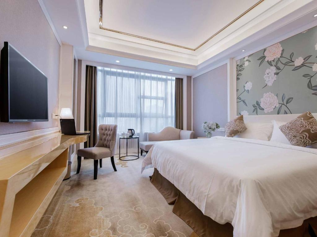 维也纳国际酒店深圳龙岗天安数码城店客房内的一张或多张床位