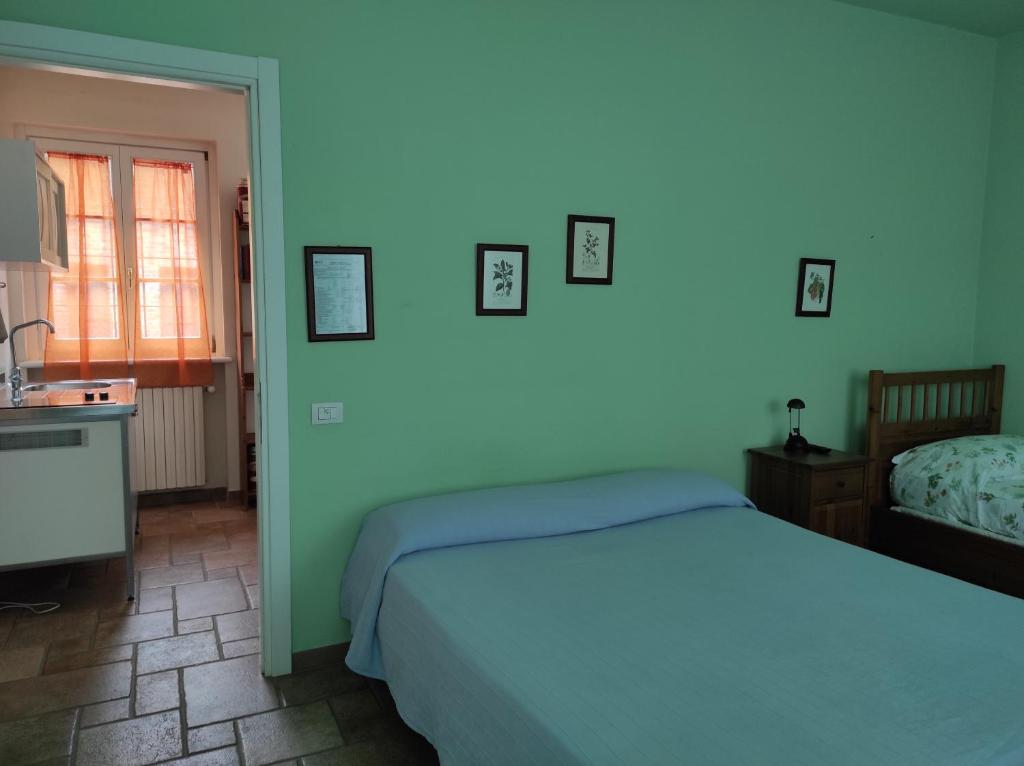 Tornaco维格纳勒洛农家乐的一间卧室配有一张床,厨房配有水槽