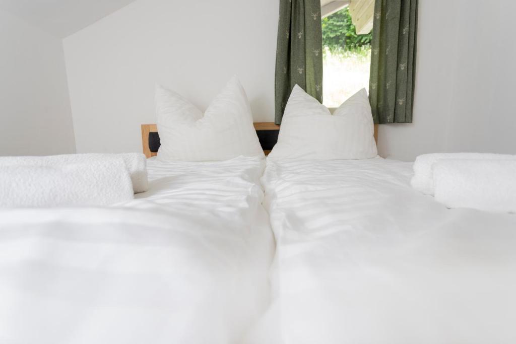 UntertwengHaus Hoen的床上的三个白色枕头