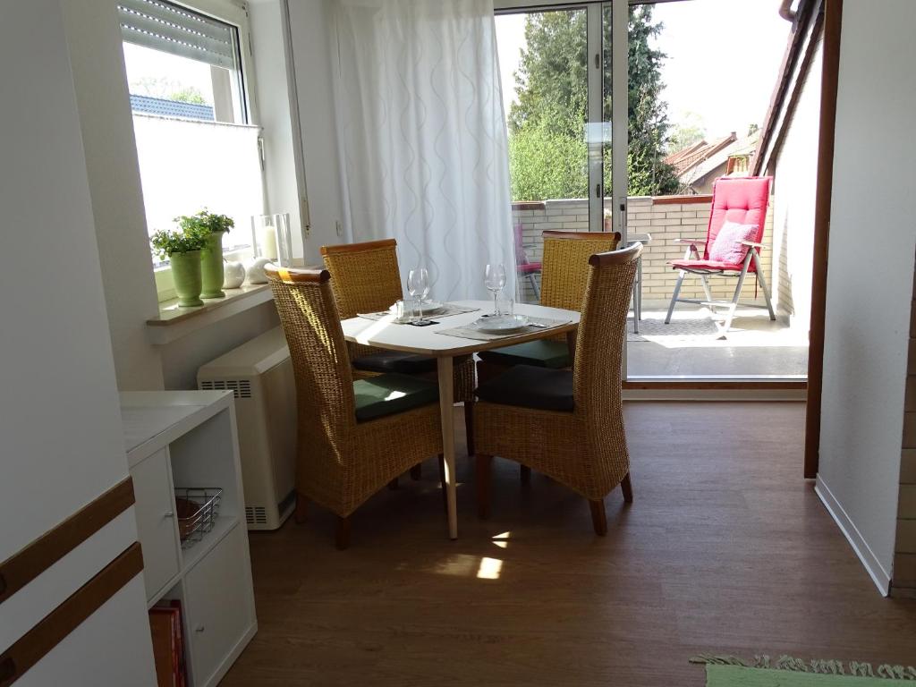 帕德博恩Ferienwohnung am Lippesee的一间带桌椅和窗户的用餐室