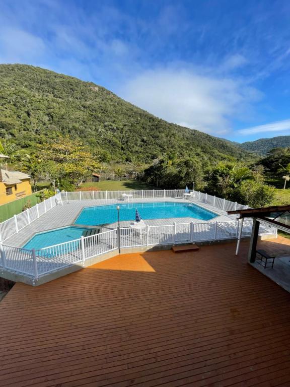 弗洛里亚诺波利斯Ilha Náutica的一座大型游泳池,位于一个享有山景的甲板上