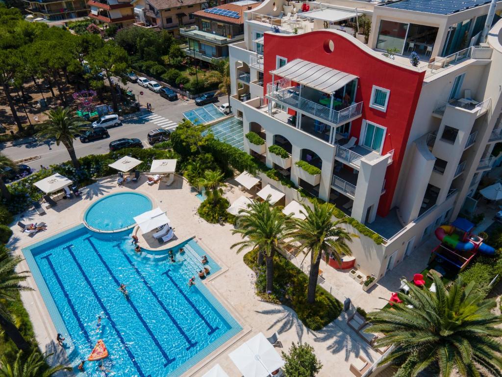 葛伦坦马勒华伦天奴度假酒店的享有带游泳池的度假村的空中景致