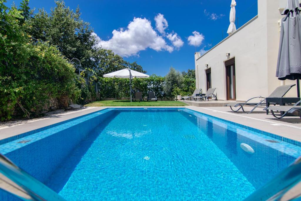 GállosMargo villa的房屋前的游泳池