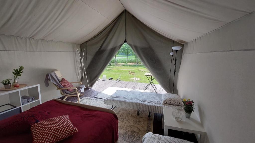 Lielie UnguriAimasas Camping的帐篷配有一张床和一张桌子