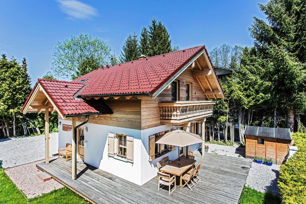 滨湖采尔Chalet Dacha mit finnischer Sauna的小木屋 - 带甲板和红色屋顶