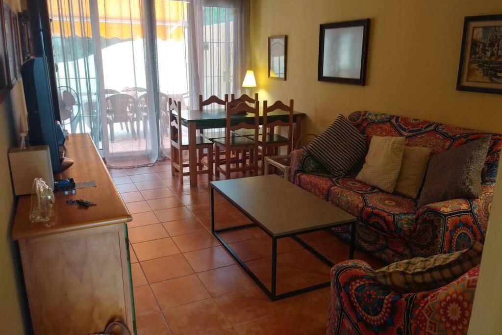克莉丝蒂娜岛ISLANTILLA PRECIOSO APARTAMENTO CON AMPLIA TERRAZA的客厅配有沙发和桌子