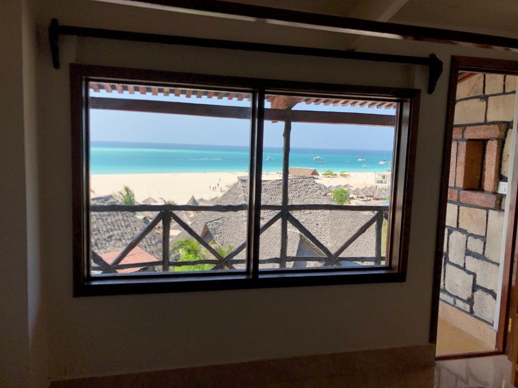 肯杜瓦Kendwa Beach BnB的客房设有海景窗户。