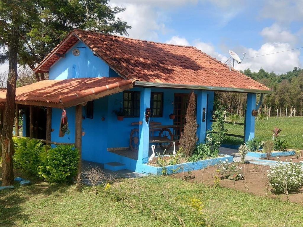 圣代佩德罗chaler Sao Jorge的蓝色房子,屋顶锈蚀