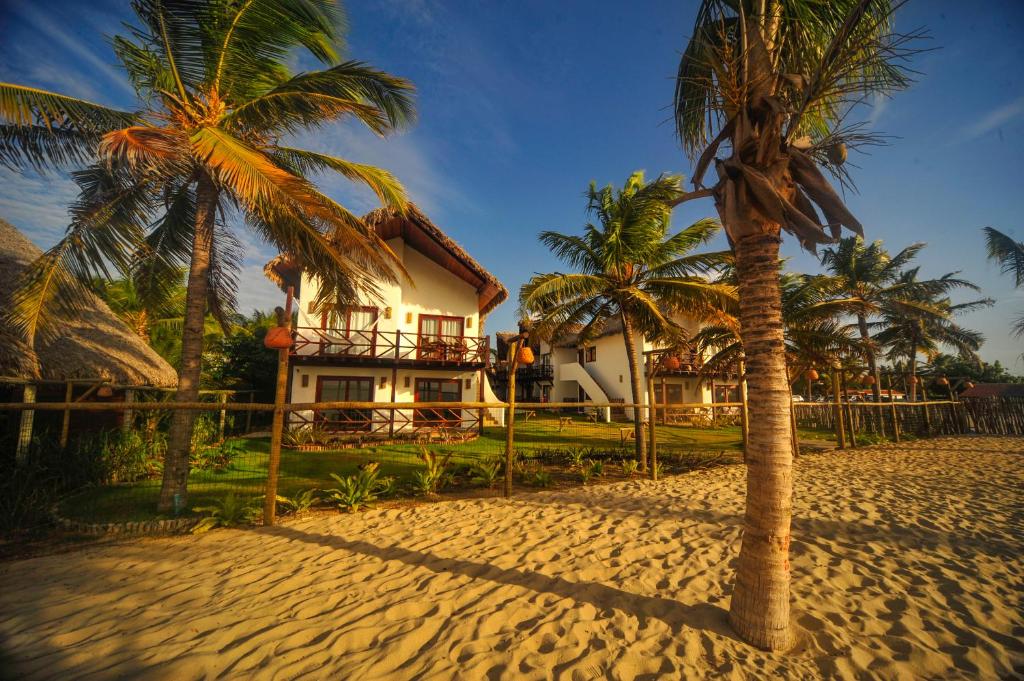 巴拉格兰德Reserva Barra Grande的棕榈树沙滩上的别墅