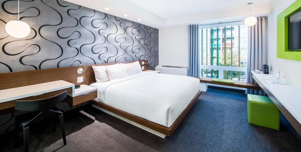 温尼伯梅尔酒店的卧室配有白色的床、书桌和电脑