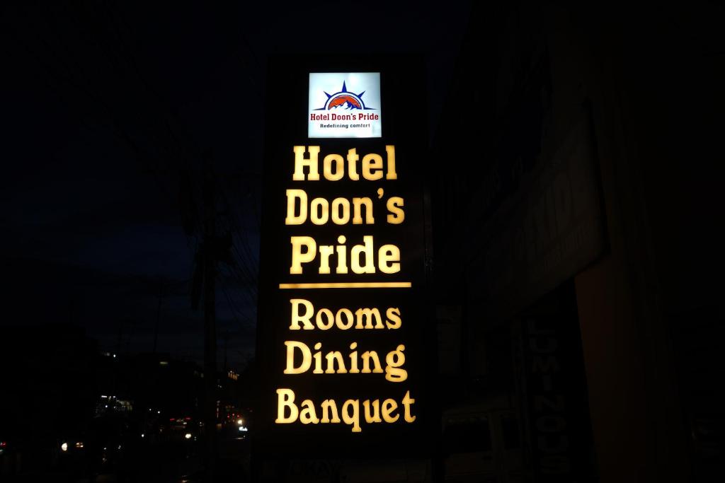 德拉敦Hotel Doon's Pride的黑暗中亮起的标志
