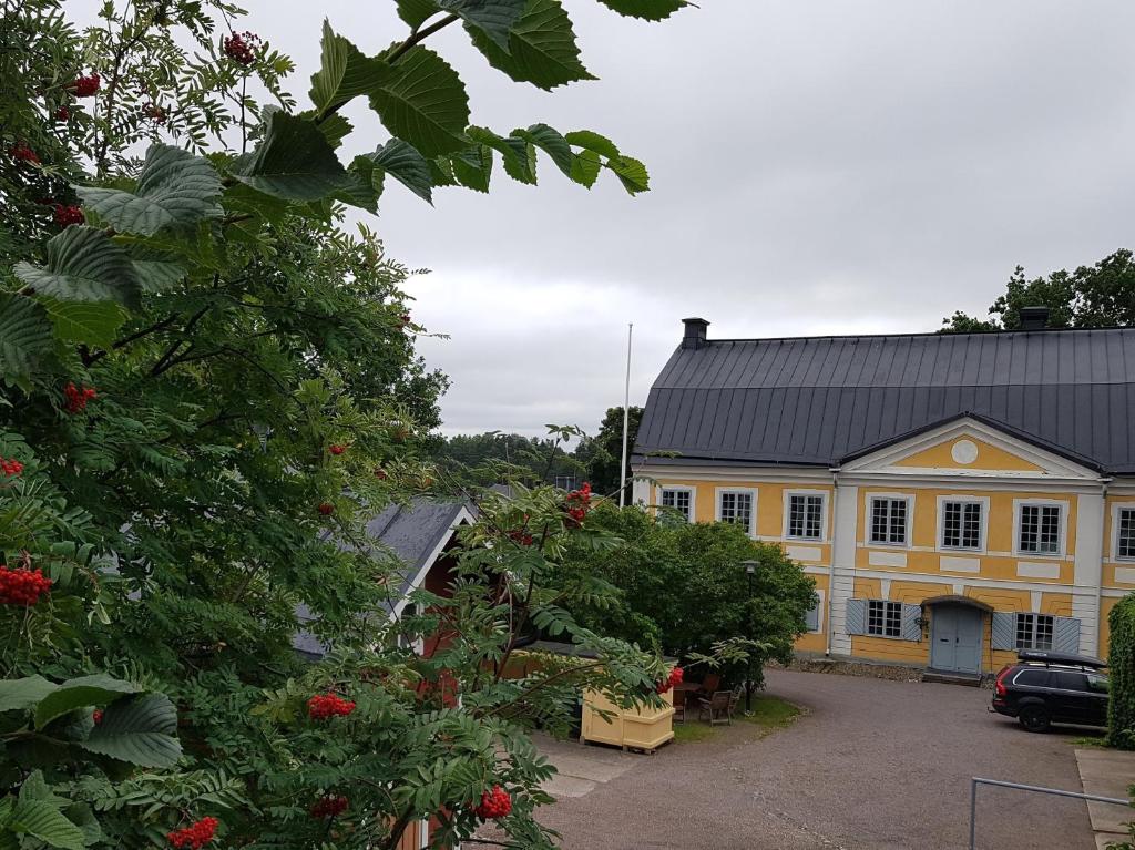 波尔沃Piispan majatalo, pieni erillistalo的前面有一堆植物的黄色房子