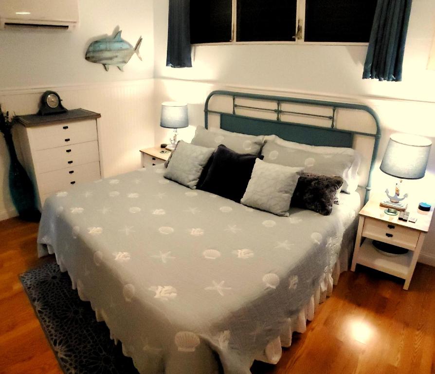 基黑Maui Tranquility II的一间卧室配有一张床和两张带台灯的桌子。