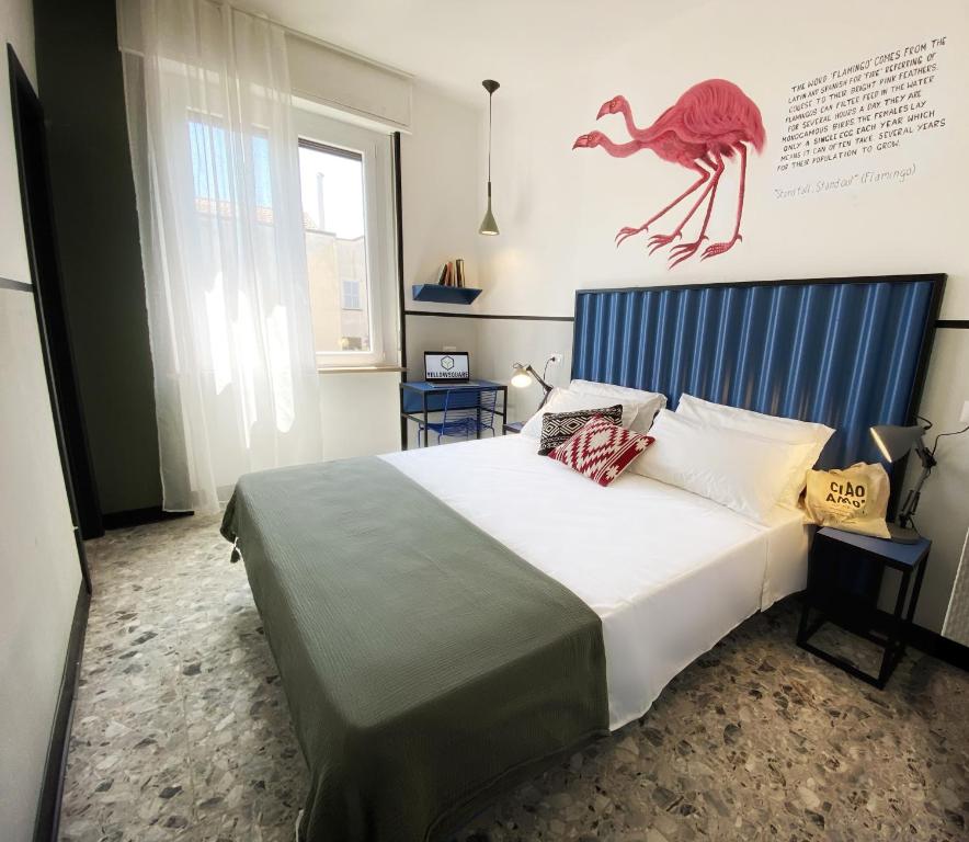 米兰YellowSquare Milan的卧室配有一张大床,墙上挂着红色蜥 ⁇ 