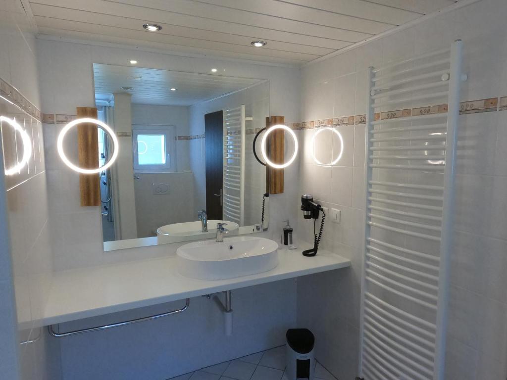 格雷兴艾登酒店的一间带水槽和镜子的浴室