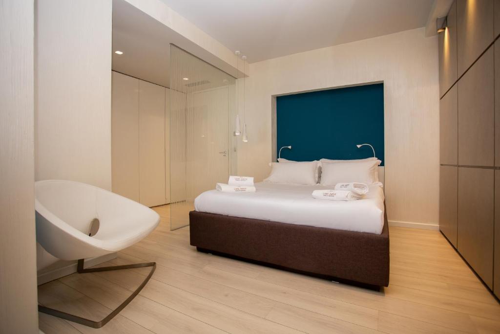 地拉那Lake Drive Rooms&Apartments的一间卧室配有一张床、一个浴缸和一个水槽