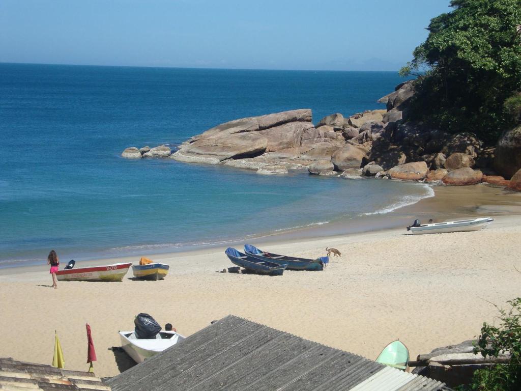 帕拉蒂Vila do Teteco Ecopousada的沙滩上和水面上都有船只