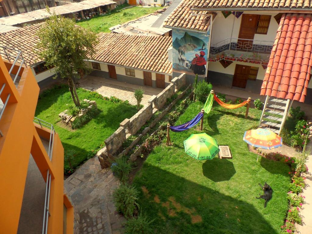 库斯科Wake Up Cusco的庭院的空中景致,设有游乐场