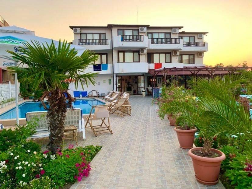 瓦尔瓦拉Family Hotel Southern Nights的一座带游泳池、一些植物和建筑的度假村