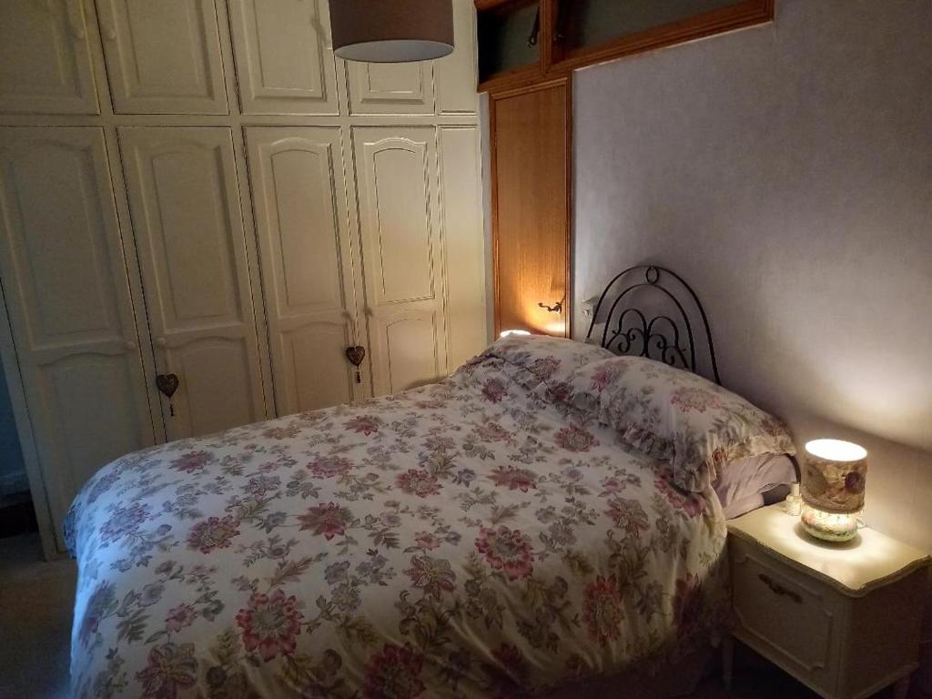 赖德Osborne Lodge的一间卧室配有一张带鲜花被子的床