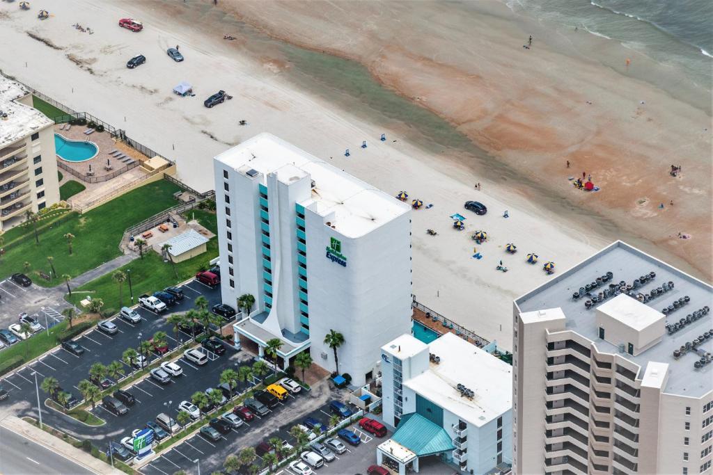 代托纳海滩Holiday Inn Express & Suites Oceanfront Daytona Beach Shores, an IHG Hotel的享有海滩和建筑的空中景致