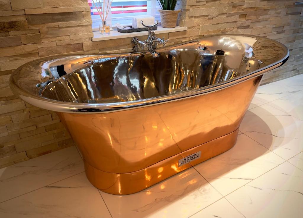 因弗内斯Pamper yourself in our DOUBLE SIZED copper tub -2 bedroom villa的设有带铜质浴缸的浴室