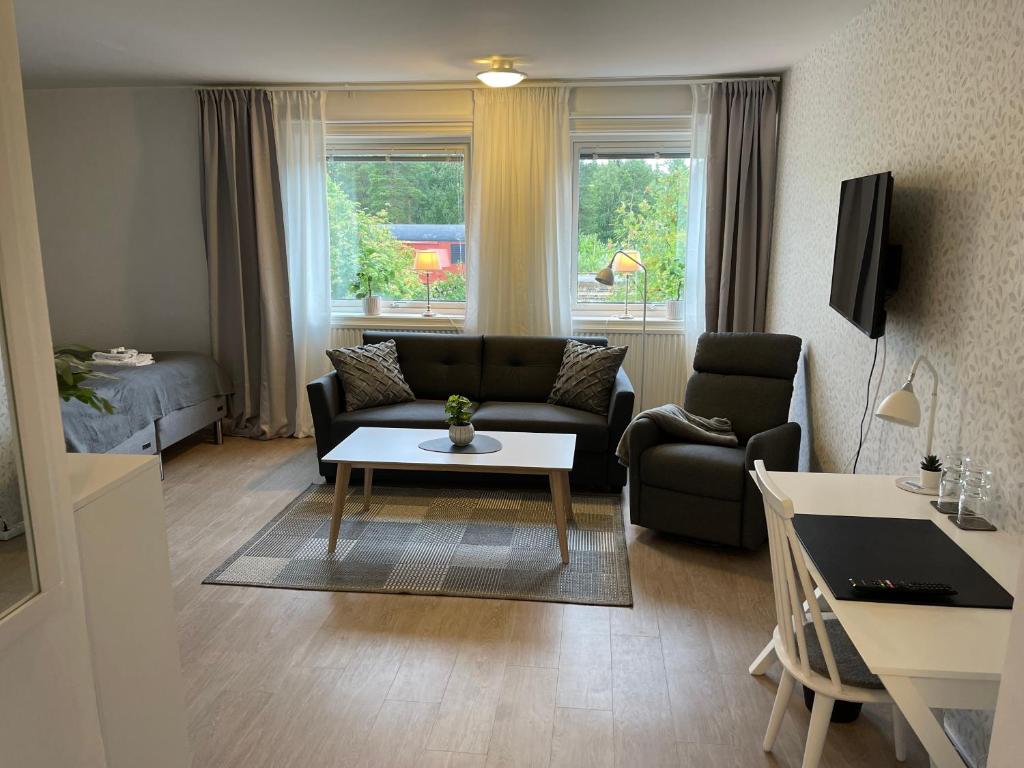 斯图吕曼Hotell Luspen的客厅配有沙发和桌子