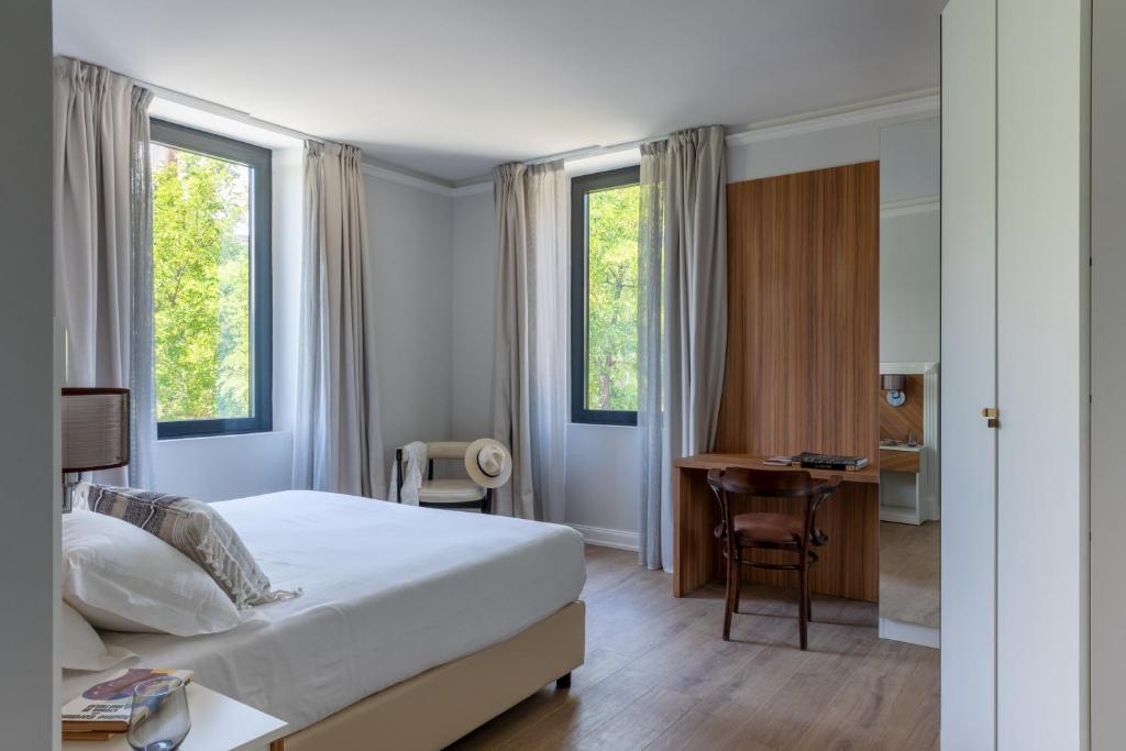 罗马Livia Valeria Palace的卧室配有一张床、一张书桌和窗户。
