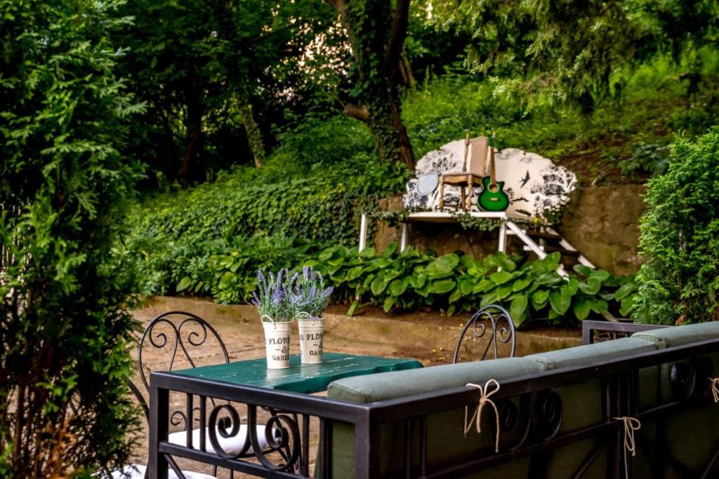 KaraburmaWine house apartment的一个带花园的阳台的桌椅