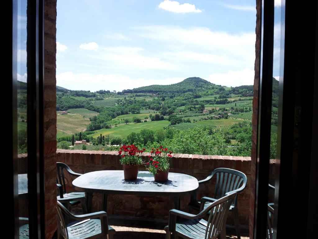 蒙特普齐亚诺Agriturismo Raggio di Sole的美景阳台的鲜花桌