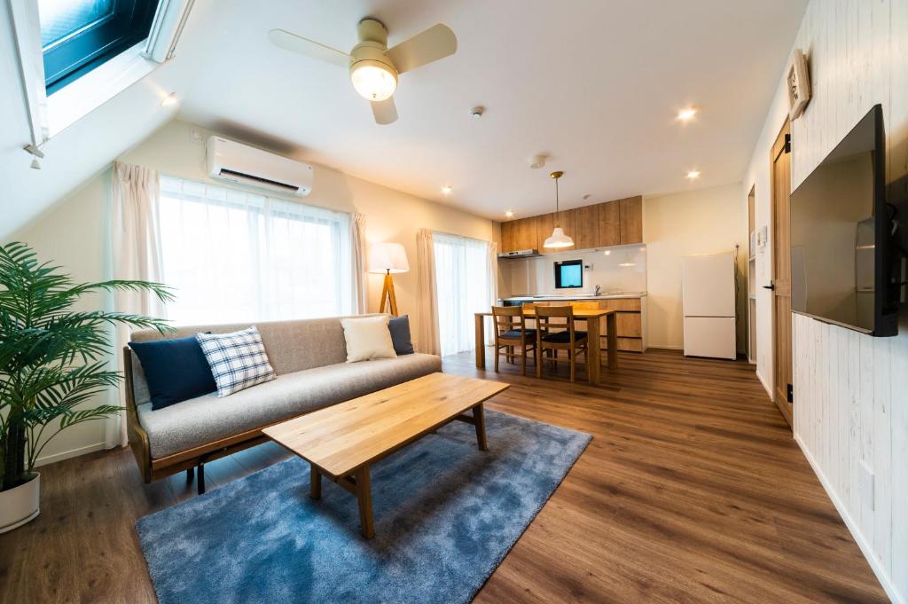 东京GIVE Shibuya Hon-Machi的客厅配有沙发和桌子