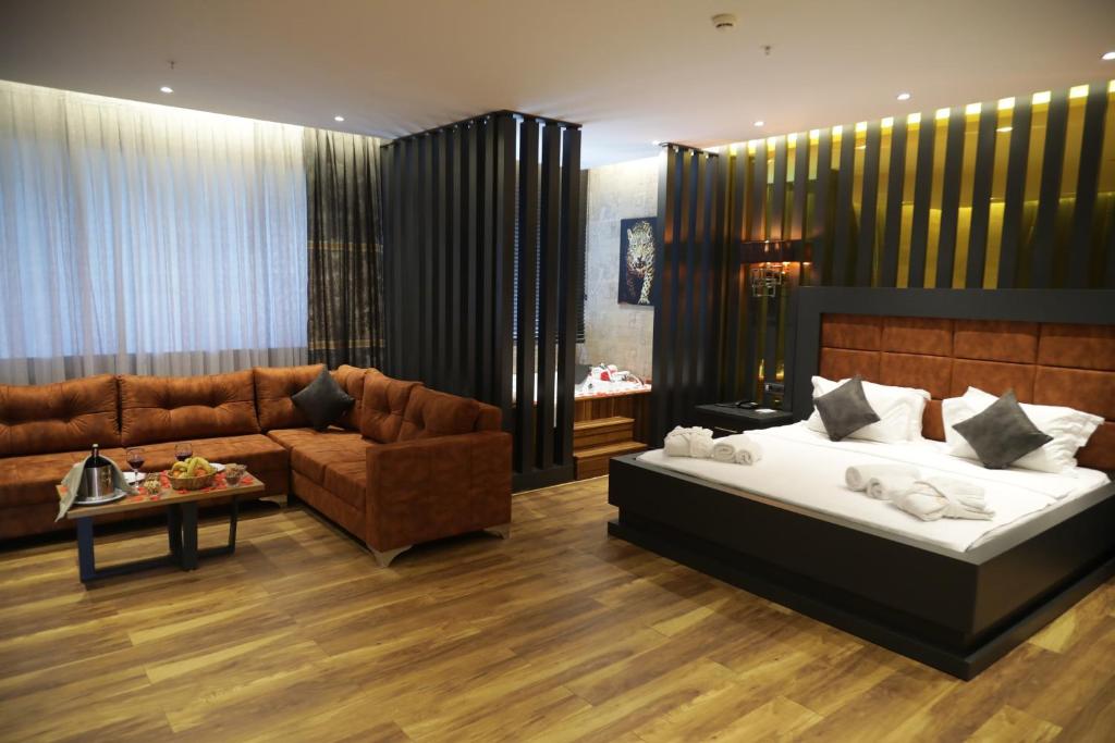阿达纳赛琳公园酒店的客厅配有床和沙发