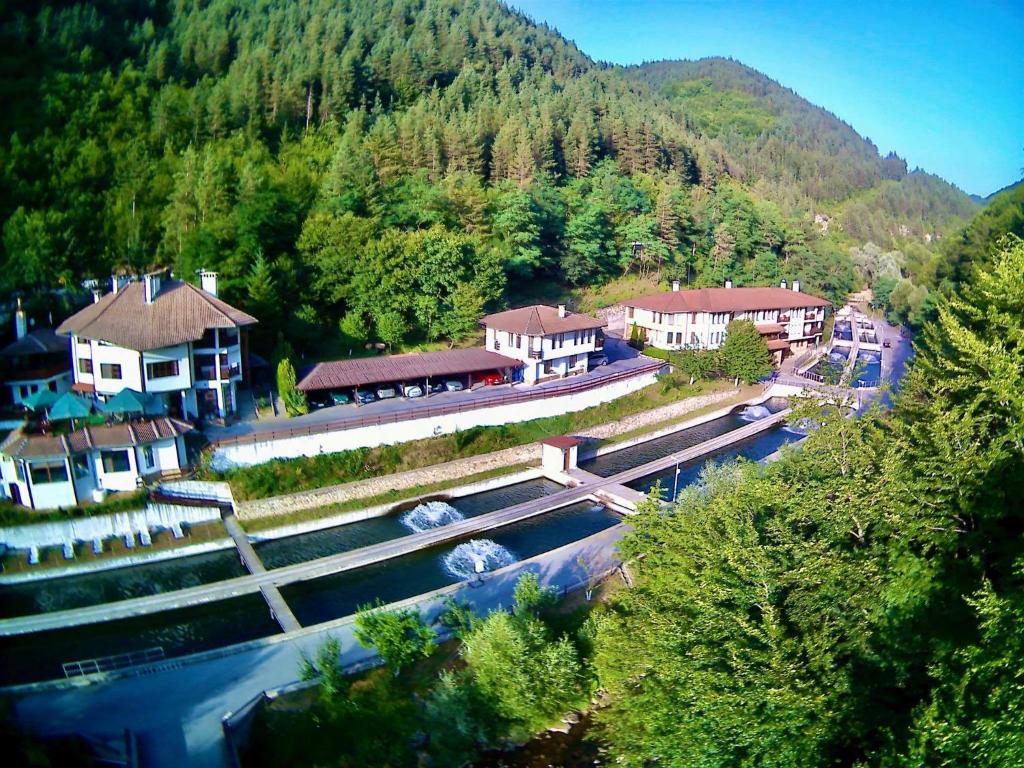BedenFisherman's Hut Family Hotel的享有村庄的空中景色,拥有河流和房屋