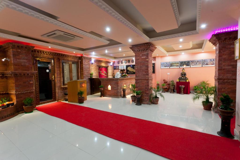 加德满都尼帕拉亚酒店的大堂的红地毯,红色地毯
