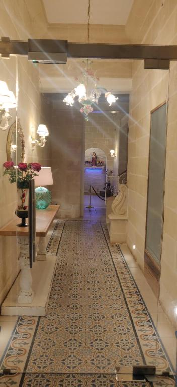 HamrunCentral 214 Boutique Hotel的走廊上设有铺有瓷砖地板的房间