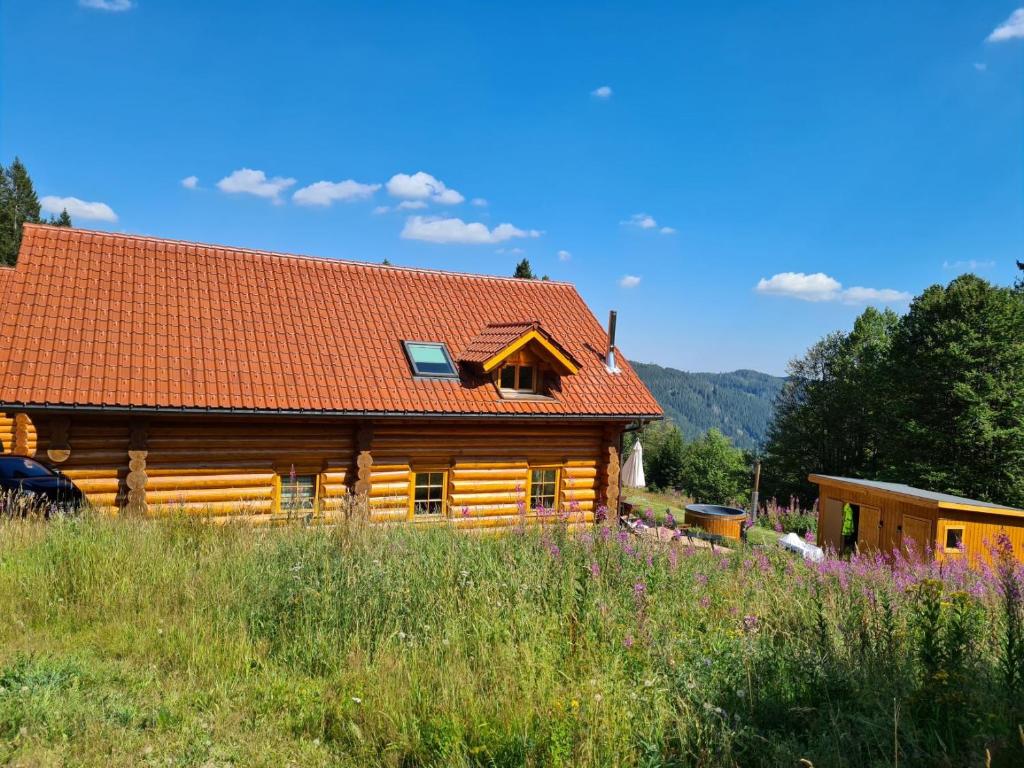 费尔德伯格Luxus-Ferienhaus Blockhaus Chalet Nr 2 Toplage am Feldberg mit Sauna, Outdoor-Hottub, Kamin auf 1300m üM的小木屋,设有红色屋顶