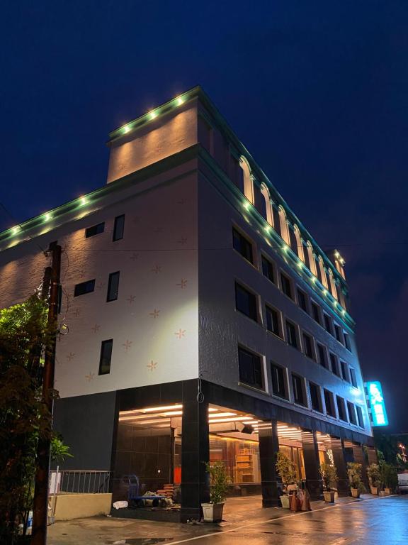 屏东县薇风精品商务旅馆（站前馆） 的一座晚上有灯的建筑