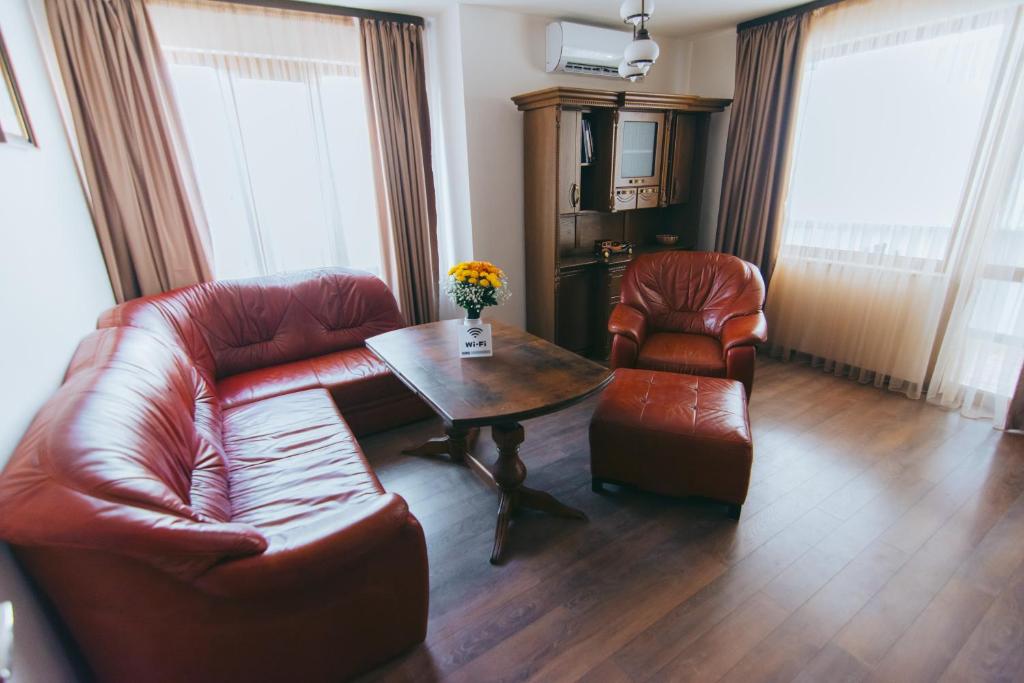哈斯科沃RELAX Apartments in HASKOVO, Apt1的客厅配有沙发和桌椅