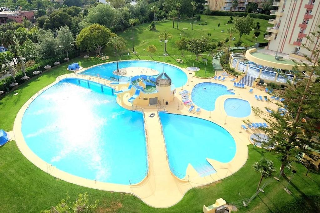 贝纳尔马德纳Benalmadena Jupiter - SunSea Apartments的享有度假村游泳池的顶部景致