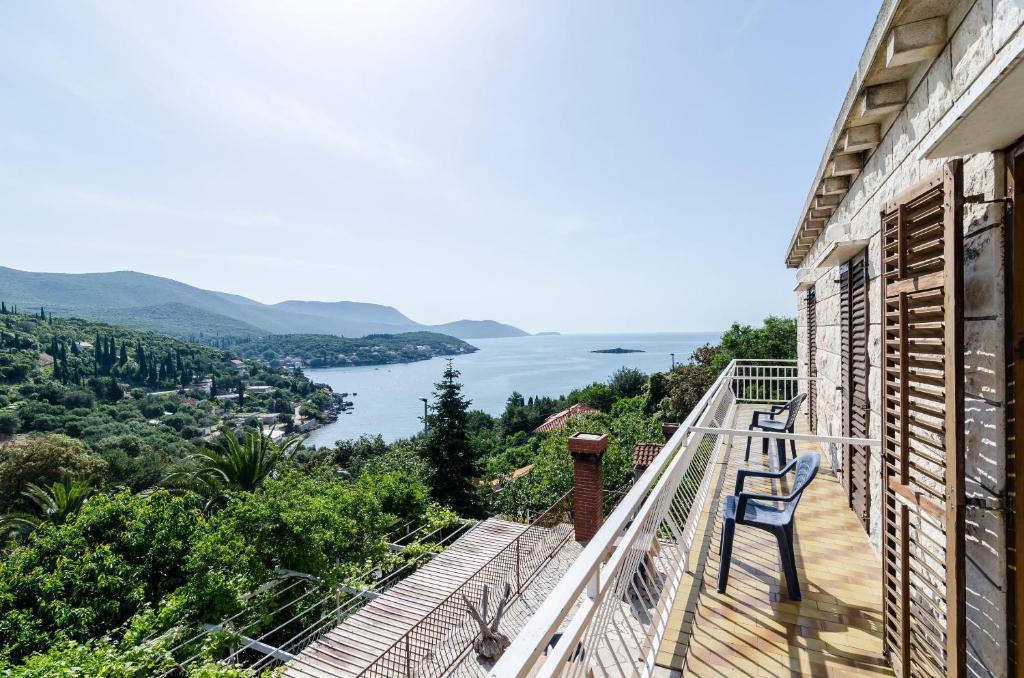 莫鲁纳特Villa Peragic的享有水景的阳台