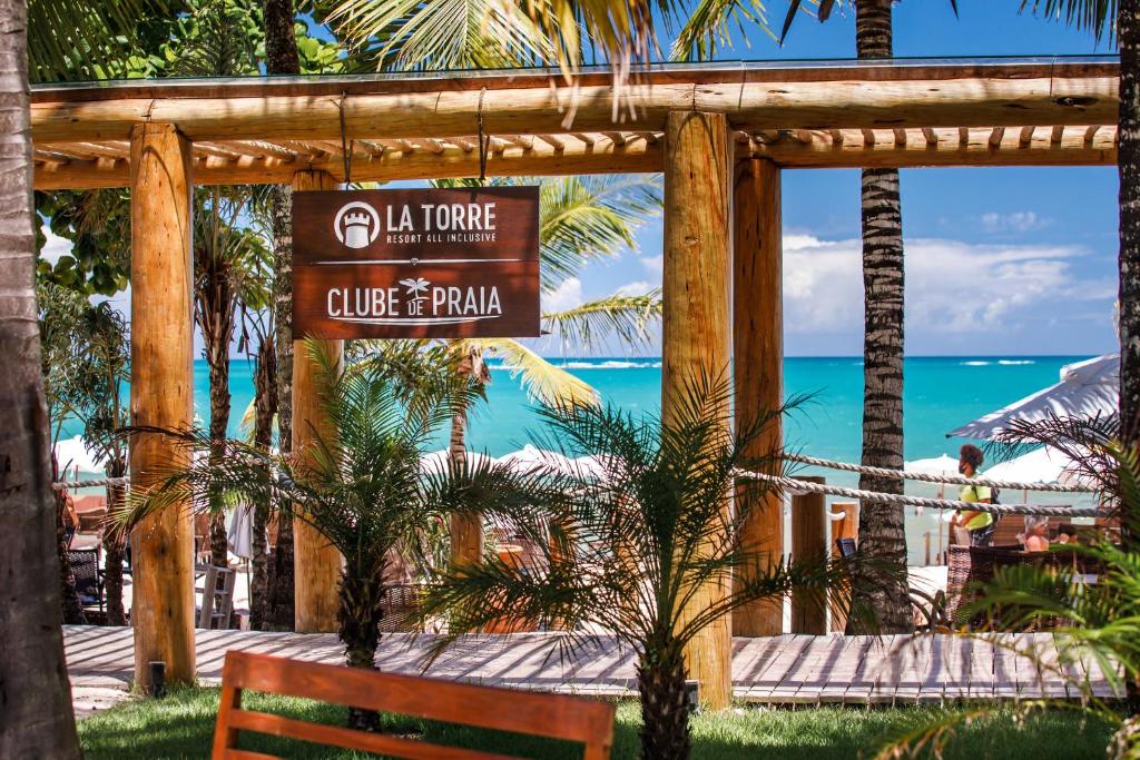 塞古罗港拉托雷全包度假酒店的一张有长椅和海洋的酒店标志
