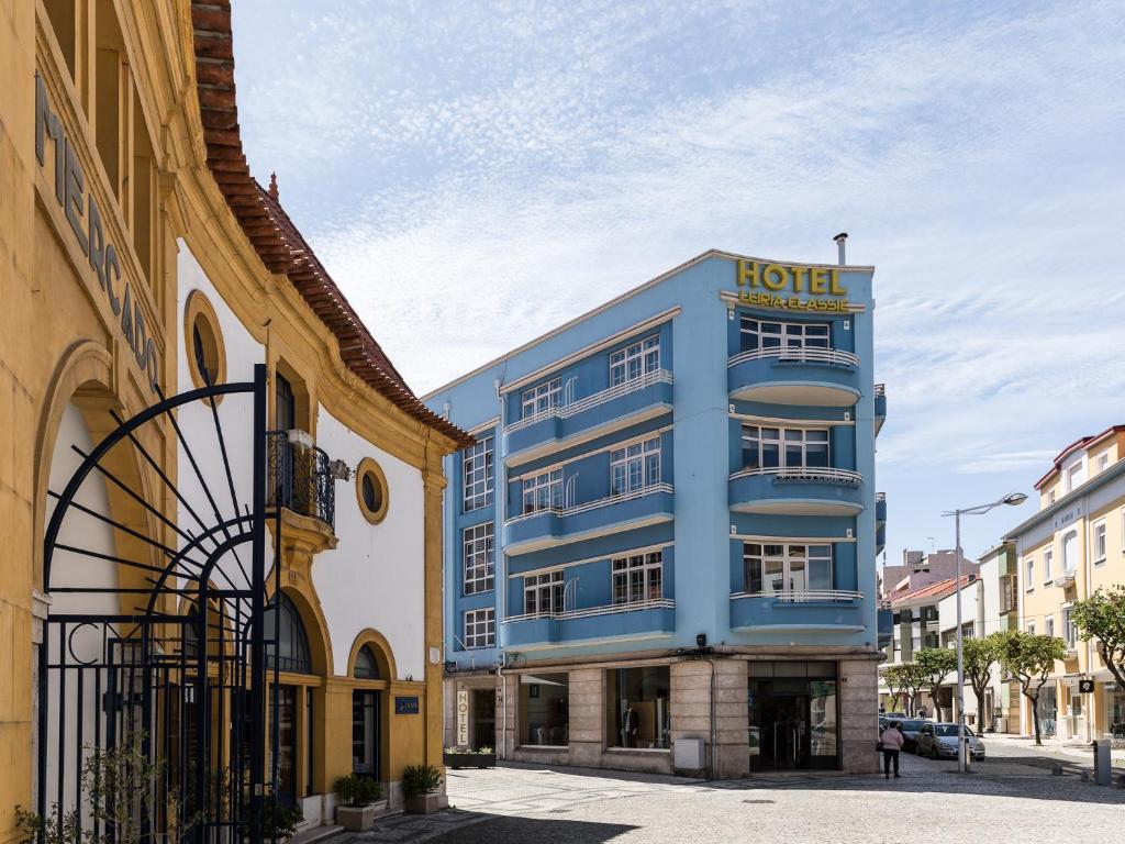 莱里亚莱里亚经典酒店的蓝色的酒店,位于街道上,拥有建筑