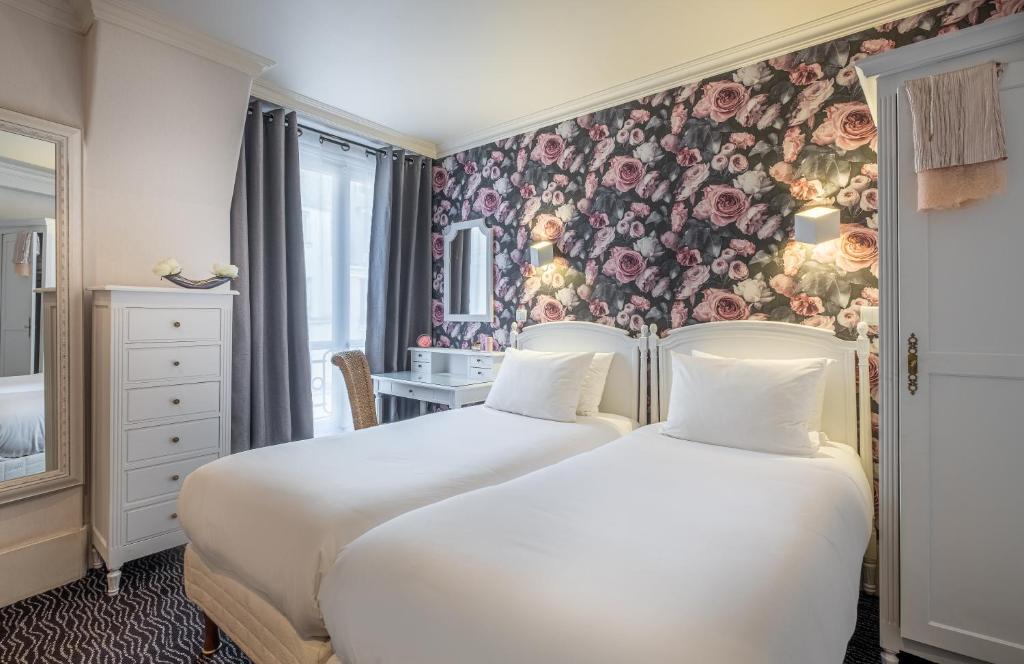 巴黎朗顿酒店的一张带花卉壁纸的客房内的两张床