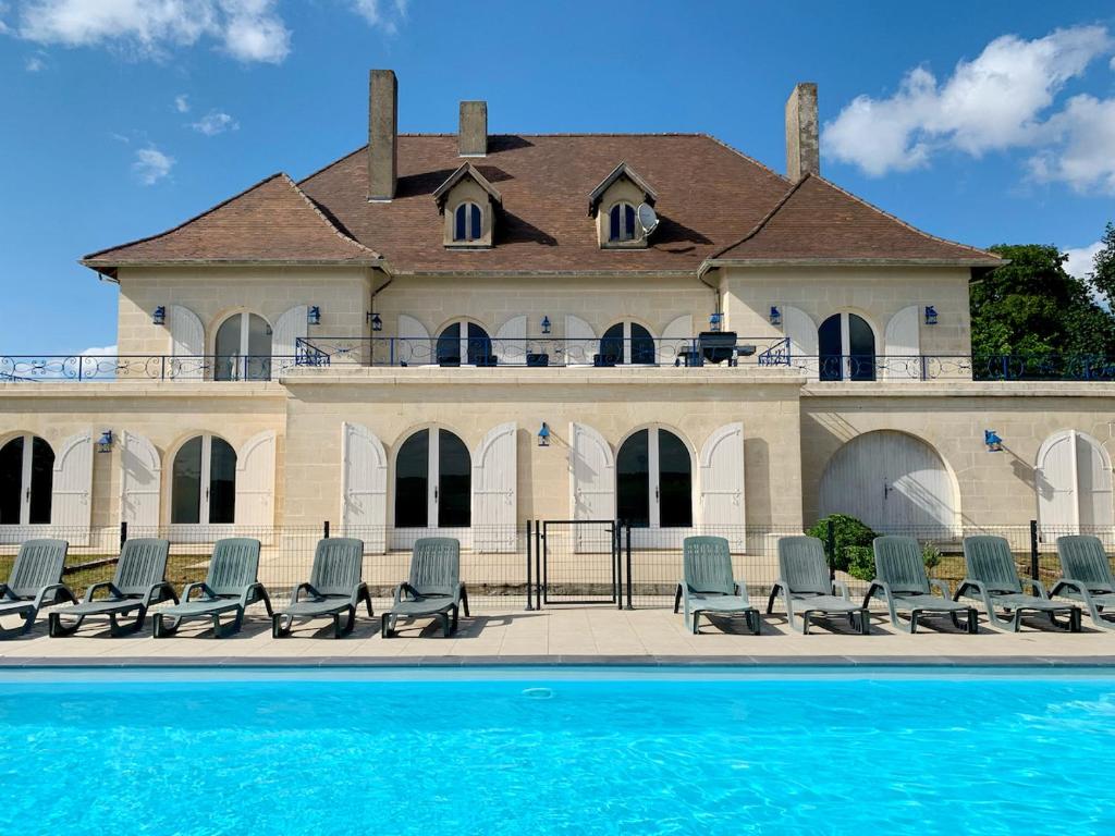 卡斯泰勒雅卢Magnifique villa de charme avec piscine的坐在大楼前的一组椅子