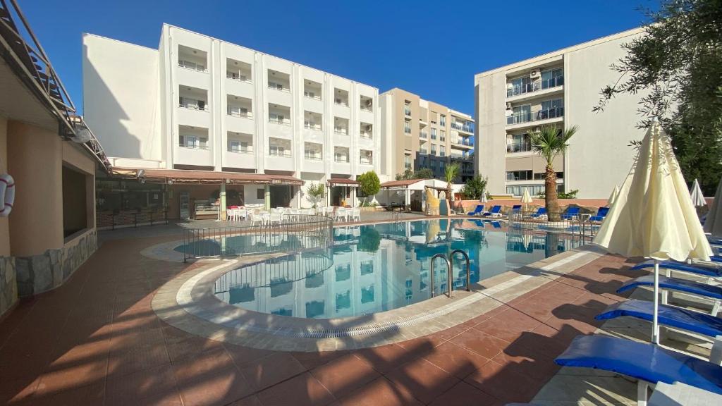 库萨达斯奥亚家庭套房酒店的酒店前的游泳池