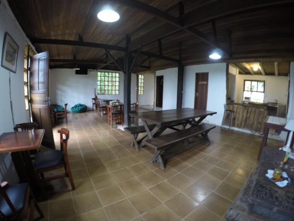 维奥康德马奥Gran Camping Cabanas da Fazenda的大房间设有木桌和椅子