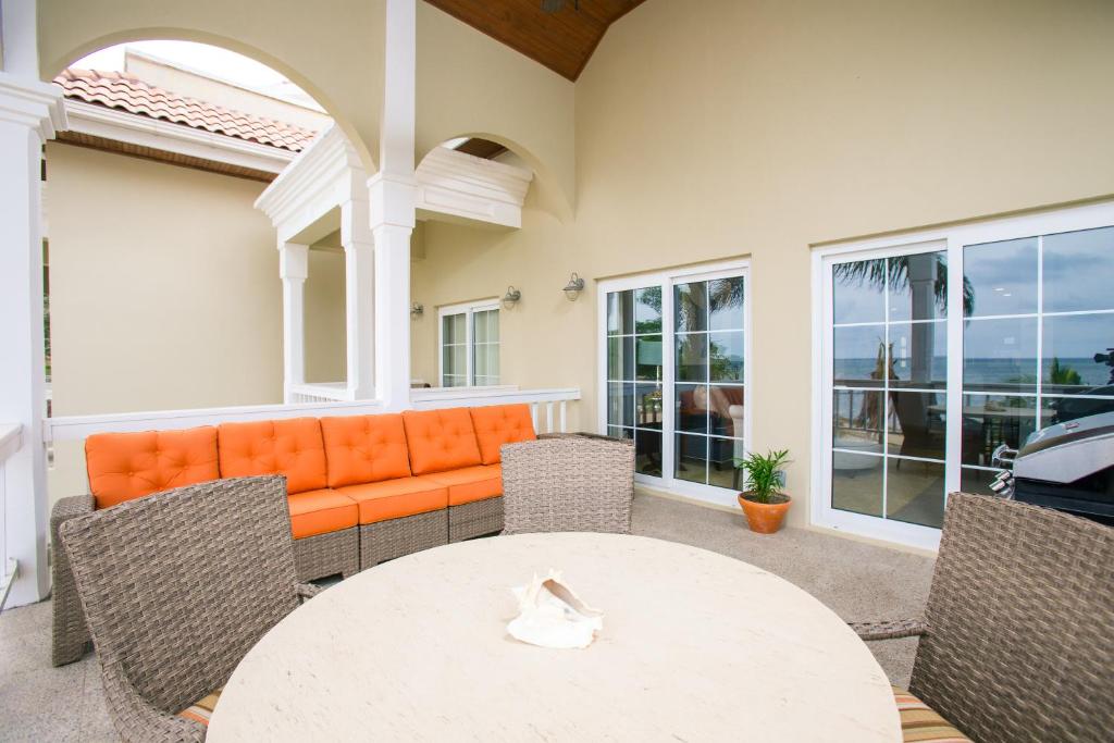 桑迪湾Lawson Rock - Angelfish 203 Condo的庭院配有橙色的沙发、桌子和椅子