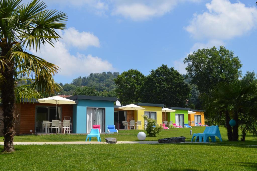维韦罗内维韦罗内阿尔巴路采村庄假日公园的院子里一排色彩缤纷的房屋