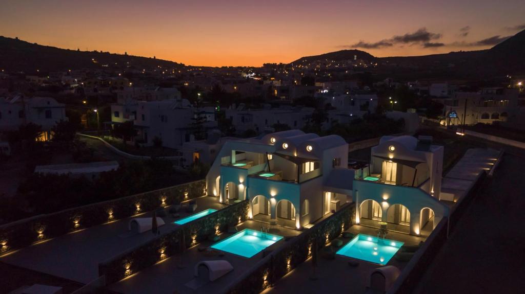 佩里萨Modern Dome Homes Of Santorini的夜晚有灯的房屋景色